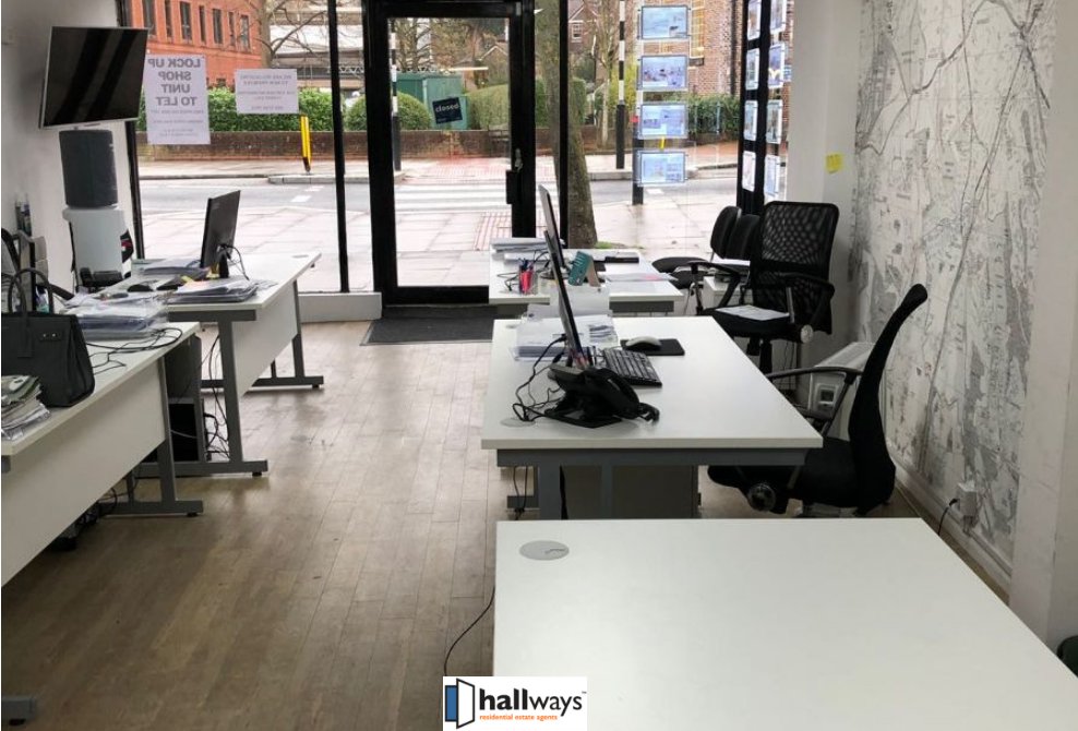 hallwaysprop's tweet image. New on the market: #ShopToRent on Brighton Road, #Coulsdon. Comprising retail/office space and accommodation upstairs.

Free parking|Motorway Access|Mins walk to train station|Parking space for staff.

Arrange viewing now @ buff.ly/2A6erL7