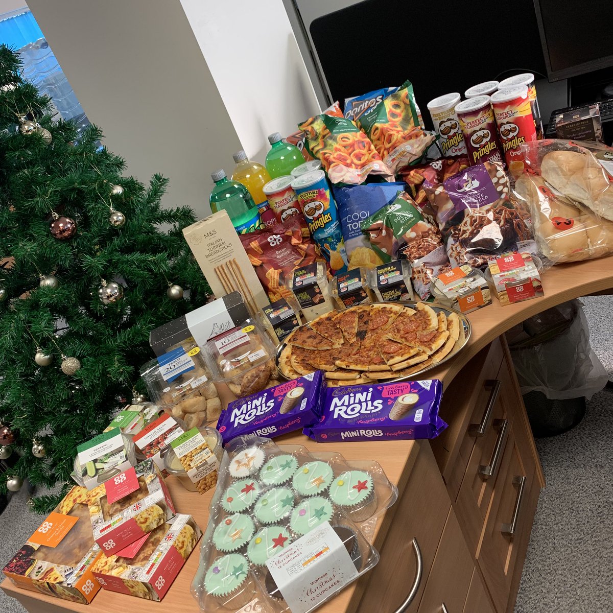 Page Nelson are enjoying their Christmas Buffet❄️