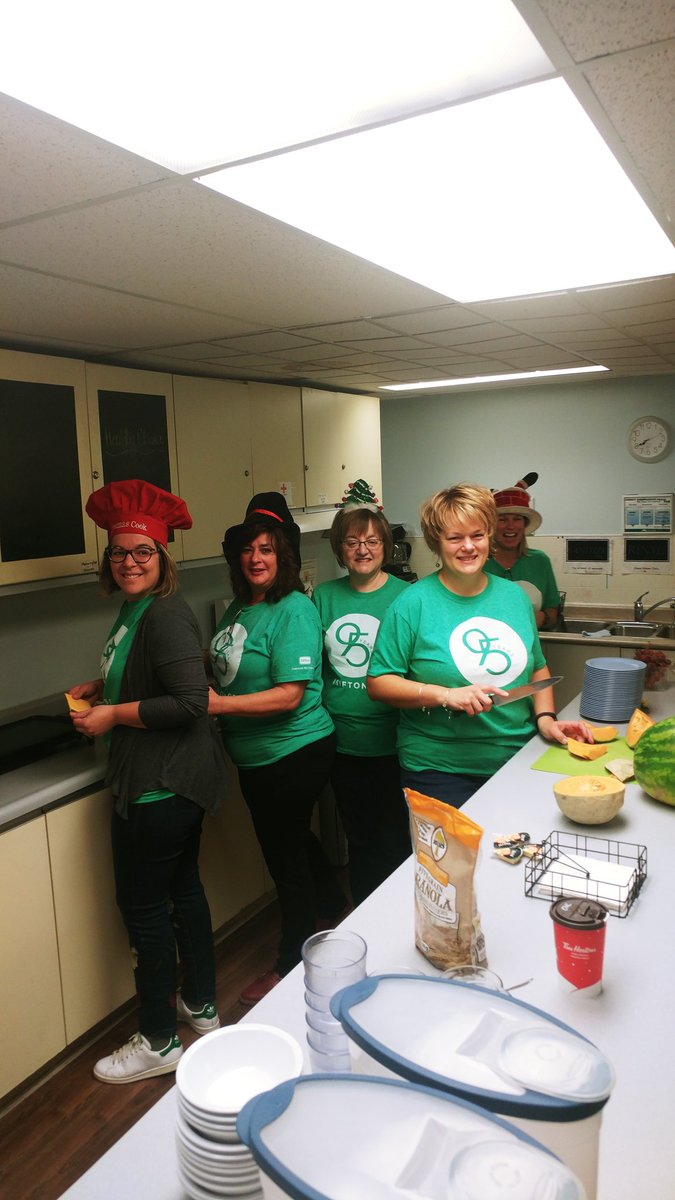 Leens01's tweet photo. .@unitedwayemca @siftonprop it's a volunteer day for our Sifton family all decked out in Christmas hats! #thankyou for being so awesome and serving up a healthy breakfast to the kiddos at #nrawp https://t.co/aTUpFwWAsL