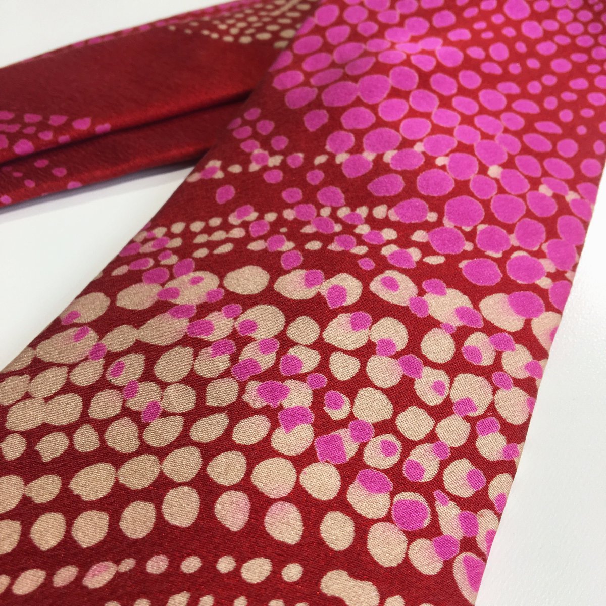 CAAGallery's tweet photo. Our Object of the Week is a hand printed and painted crepe satin silk tie by Jane Keith (@janekeithdesign), small dots, pink / red / cream, length 148cm x width 4cm - 9.5cm.

Find out more &amp; buy online on our website: https://t.co/LJVbF0y2n8

#CAAObjectoftheWeek https://t.co/gykzQS3djx