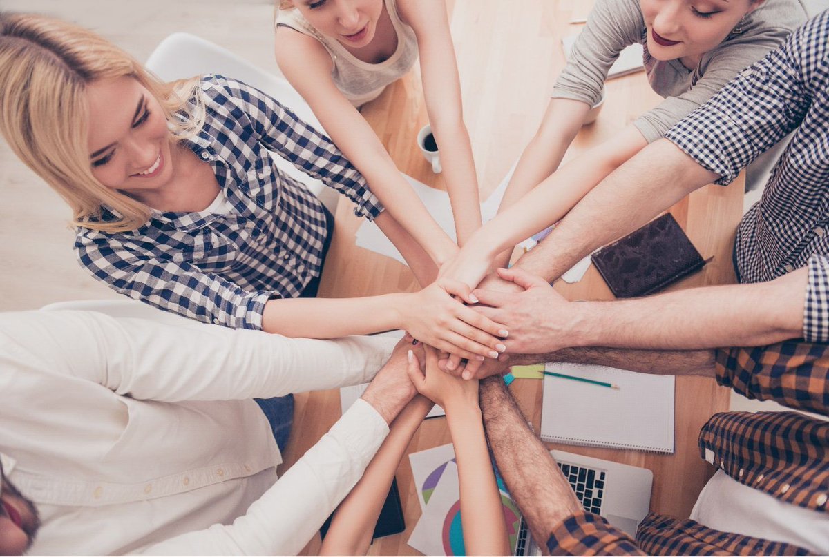 люди стелют. заправленная кровать. человек в большой коробке. брить стелить. люди стелют.