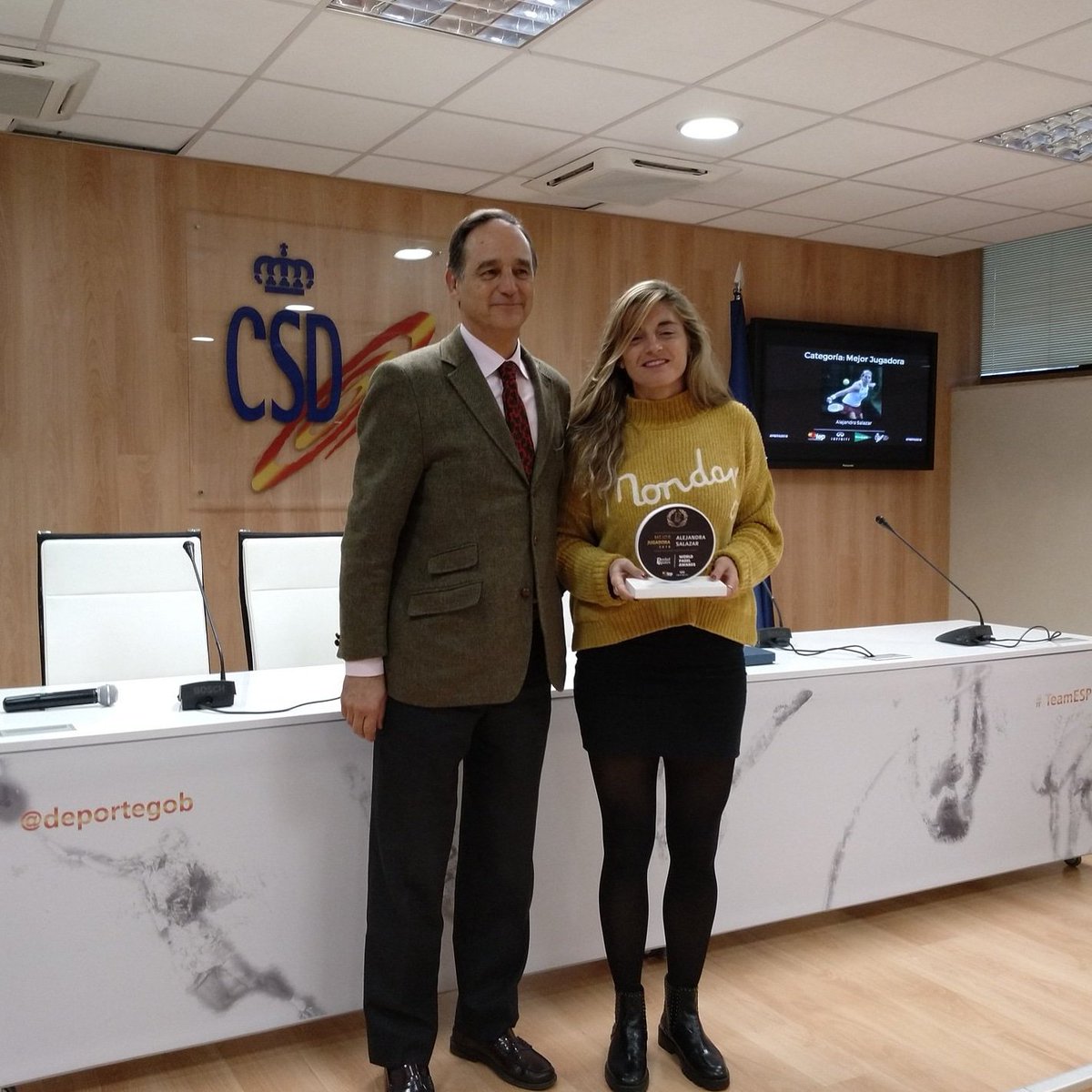 all_4_padel's tweet photo. @AleeeeSalazar ha recibido el premio a la mejor jugadora 2018 en los #PSPA2018 . Enhorabuena campeona ✌💪
📷 @PadelSpain
#pádel #pádelfemenino🎾👭 https://t.co/Wj7X3z1GO8