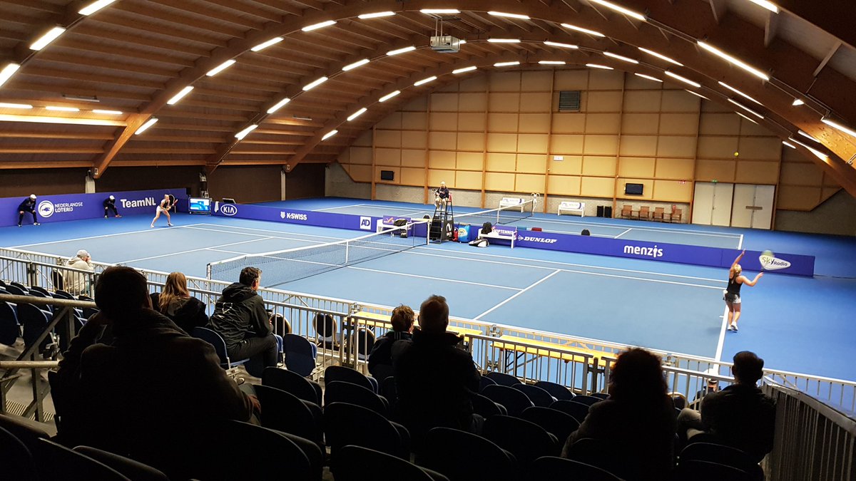Nederlandse kampioenschappen tennis zijn verhuisd van Topsportcentrum Rotterdam naar Nieuwe Sloot in Alphen aan den Rijn.

Vandaag is het hoofdtoernooi begonnen, zondag zijn de finales. Onder anderen Robin Haase, Richel Hogenkamp en Diede de Groot doen mee.

#nktennis #alphen