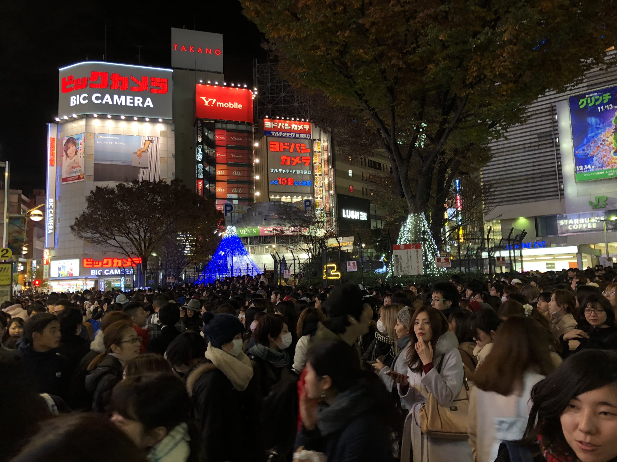 ダボハゼ 旧 半魚人 新宿アルタ前が凄いことになってた 声優 かなんかのイベントらしい T Co Io5dktqmss Twitter