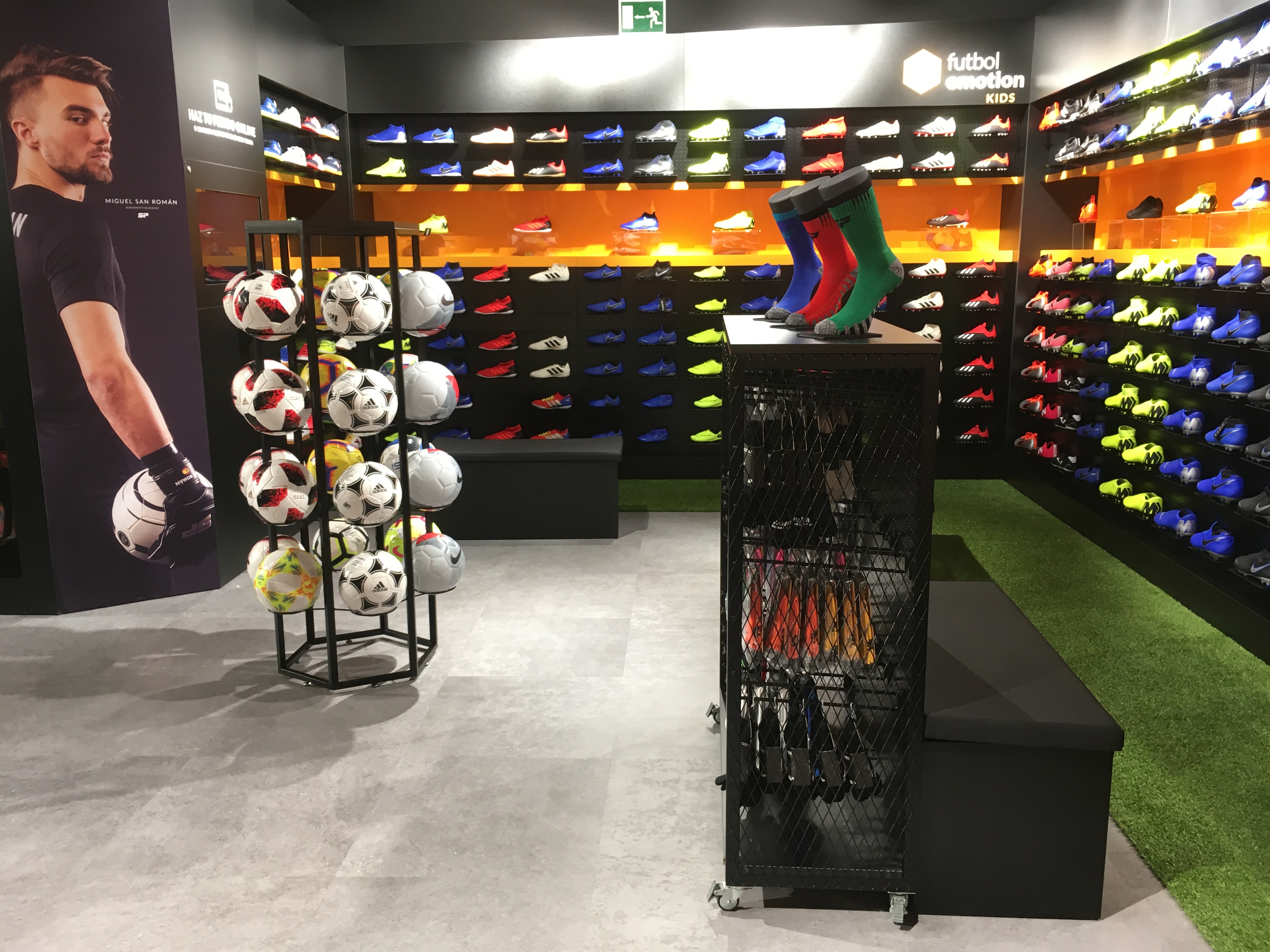 Marineda City no Twitter: ".@futbolemotion, la tienda de #fútbol más grande de A Coruña, ya está en Marineda (planta 1). lo contamos en el blog https://t.co/UqdS0c6rei #livingmarineda #deporte #tiendas #acoruña