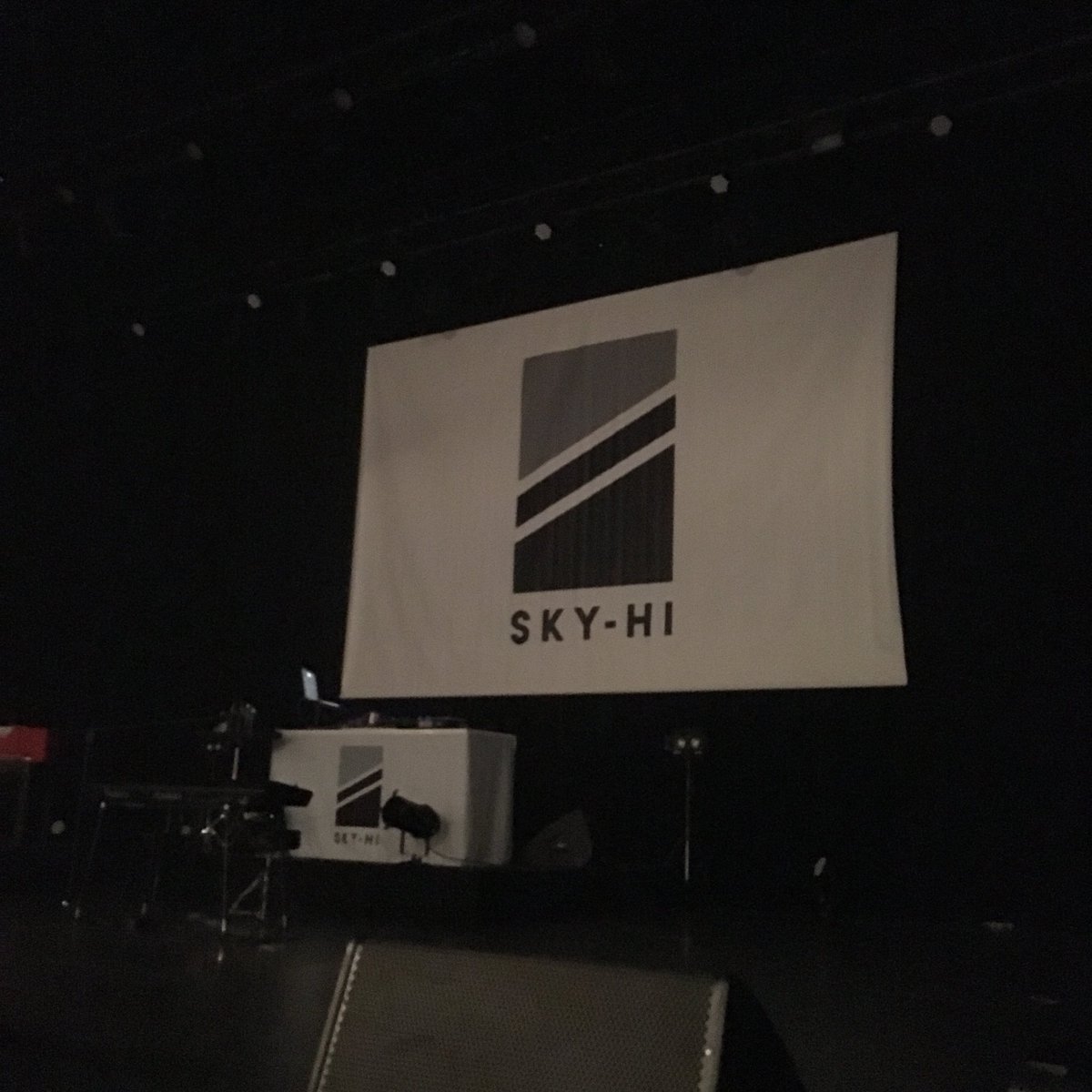 mirabon_flyers's tweet photo. たーーのしかったけど、
オールスタンディングの怖さを知った笑笑
気づいたら二列目いた😂めーちゃめちゃ近くて何もかも見えるのね。
本当に良いライブだった、愛に溢れてました🤩💕
#SKY_HI12月12日 #RAG2018 #RAG豊洲 https://t.co/npBRgQynJF
