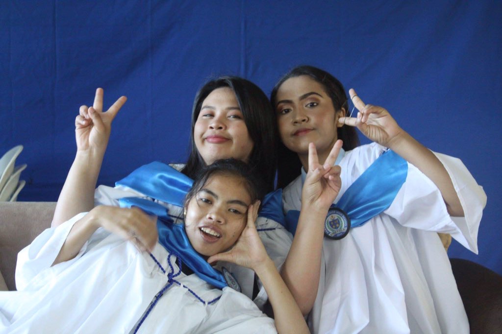 sittixx's tweet image. #oilyface unta hawd mo edit ang nag pic. Sa amoa oii kay oily na gani plastic pajud ang smile 😔😂