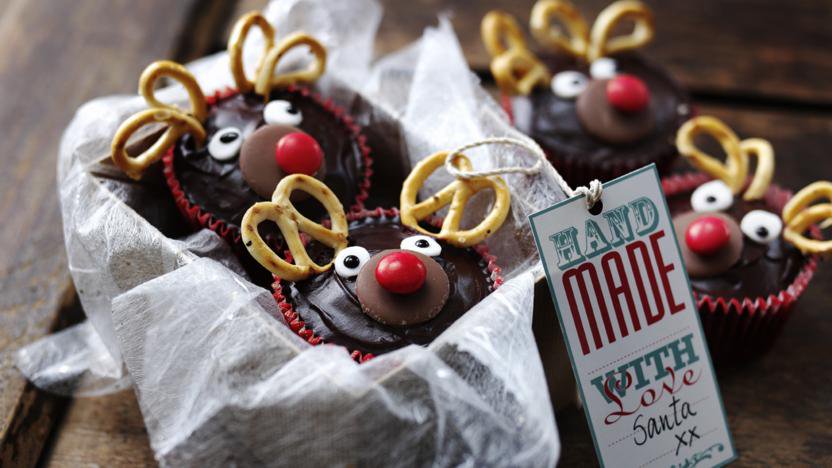 FizzBug1's tweet photo. Retweet if you would eat our Rudolph the Red Nose Reindeer cupcakes! During the 17-21st of December @FizzBug1 children can make festive tasty treats like these at our Christmas Cookery Classes. #herts #harpenden #kids #parenting https://t.co/jdOO4Xcppe