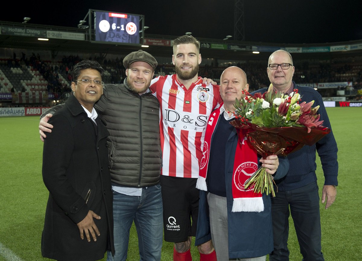 sparta_business's tweet photo. Op Het Kasteel werd afgelopen vrijdag met maar liefst 6-1 gewonnen van Almere City FC. Na afloop waren er dan ook lachende gezichten bij IWS, @ARBO_Rotterdam en @nicoverken. #spaalm https://t.co/7IBDEZwTa1