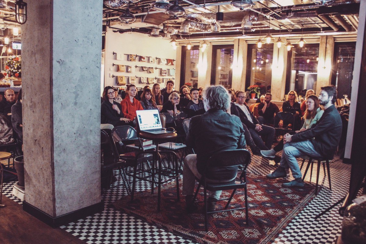 DiStLab's tweet image. #StoryCode is an international community of storytellers using technology. During two meetups in Warsaw Mike Robbins, Thomas Boland, Ewa Drygalska and Philo van Kemenade shared their projects, practices and tools with the participants of the #DigitalStoriesLab
#XR #Museum #bots