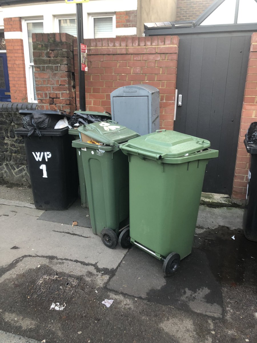 So this lot was put out on the correct bin day last week but nothing was collected. So it stayed until this week, still ignored, even the recycling - is someone making a point <a href="/VeoliaUK/">Veolia UK</a> AGAIN! 
C’mon <a href="/haringeycouncil/">Haringey Council</a> it’s taking over Weston Park N8.