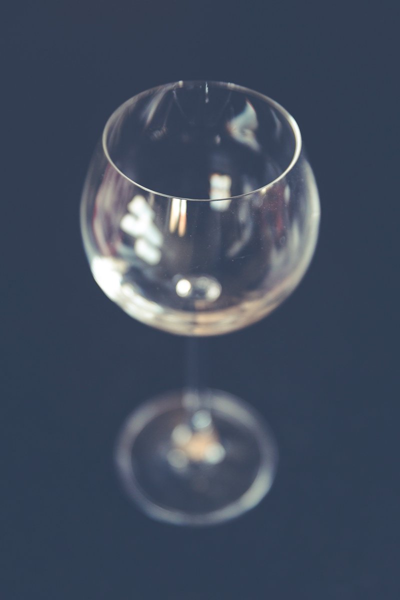 Got a party at your home, but no speaker to play your music? Use an empty pint glass instead – place your phone inside the glass, and it will amplify any music you play, without having to buy a fancy speaker! #homehack #music #party