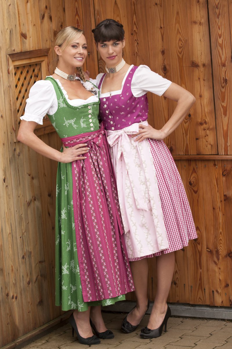 公式 旅らびcom 世界の絶景まとめ ディアンドル の詳細情報 国 ドイツ オーストリア 発祥地 都市 アルプス山岳地帯 民族衣装の詳細 アルプス山岳地帯の農民服を元に作られた ディアンドルは昔の言葉で 若い娘さん を意味し