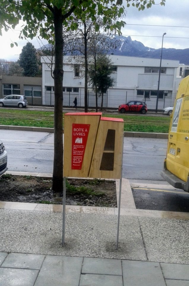 BoitesLivresGre's tweet photo. Avenue des Martyrs #Grenoble, une boîte à livres s'est fait une petite place. Bienvenue à elle ! #BudgetParticipatif https://t.co/hrmrNmG2pK