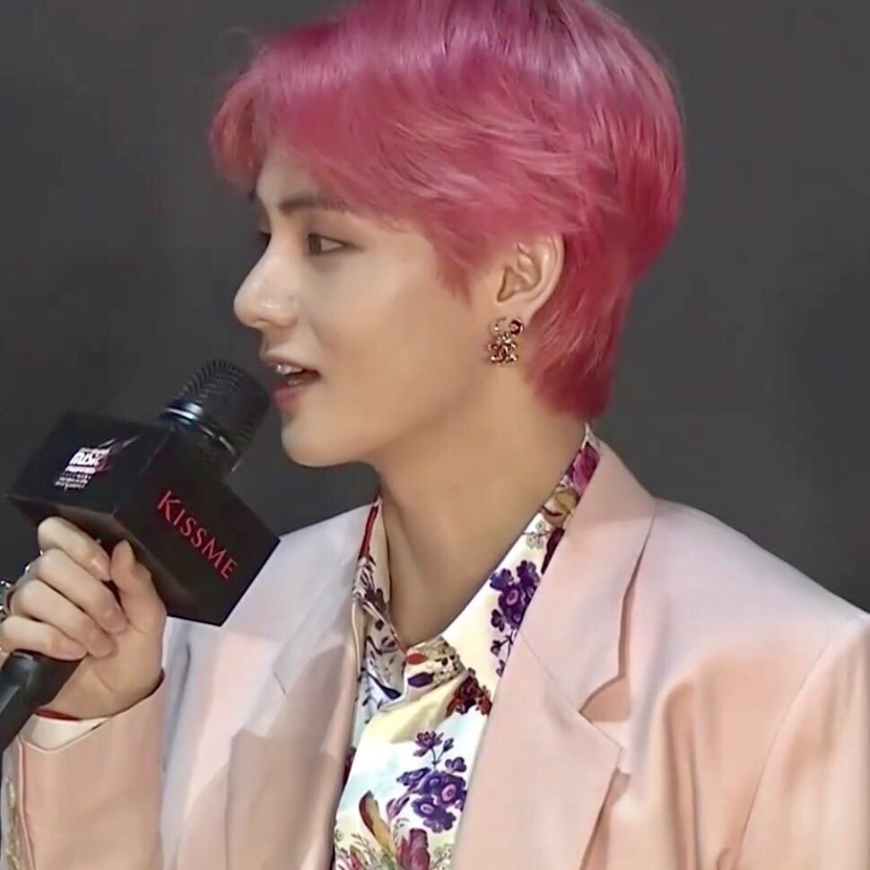 sei⁷ on X: Taehyung: chanel earrings stay ON #FourthLookAt7   / X