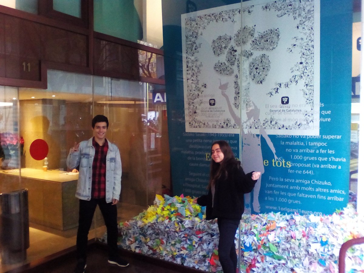 FiguerasLourdes's tweet photo. Els alumnes de 3r ESO han lliurat 2.805 grues per la campanya @1origami1euro en benefici de #lamaratóTV3 Gràcies a tots! @mutuageneralcat @EscolapiesM_ESO https://t.co/PEcD3pezjJ