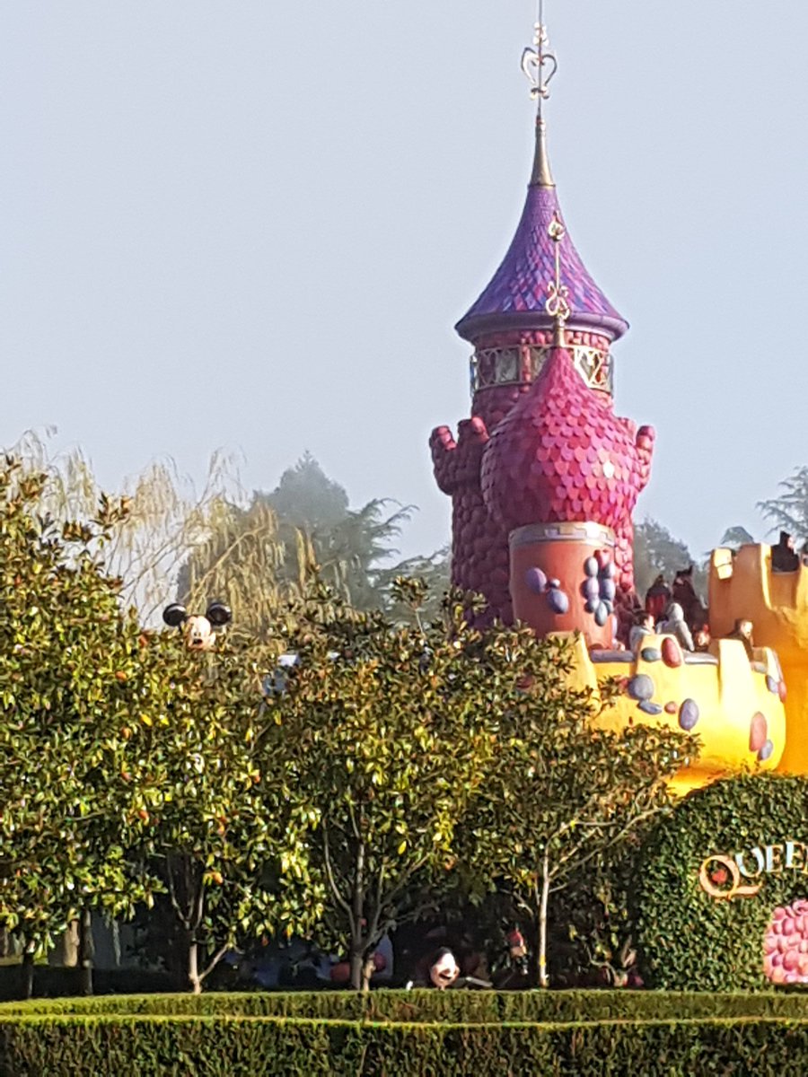 Moerderkind's tweet photo. @ED92live a Mickey balloon is lost in the curious labyrinth :D https://t.co/KRaEEBtAW0