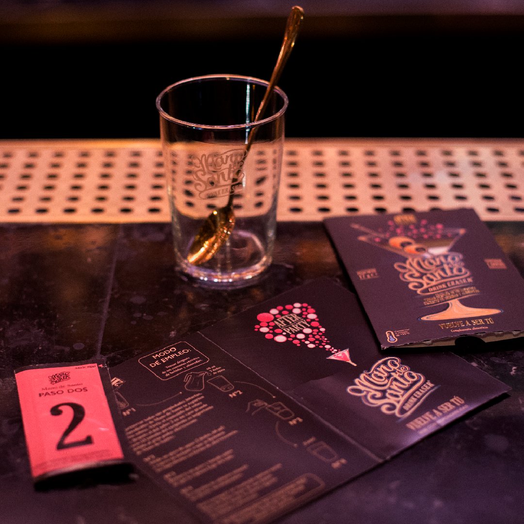 Cuatro son las piezas que componen el envase de #ManoDeSanto: la carpeta, el díptico,  dos sobres y una postal. ¿Qué lo hace único? ¡Hay varias postales! Prueba Mano de Santo y vuelve a ser tú #ProductoMdS #DrinkEraser