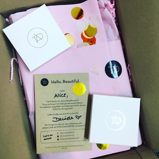 Wie ich ein zauberhaftes Packaging liebe! 💖 Konfetti, persönliche Nachricht, rosa Packpapier und natürlich tollster Inhalt. Hach... 🥰
Lieben Dank <a href="/truckaporter/">Truck-à-Porter</a> ❤️. ift.tt/2zTQQOt