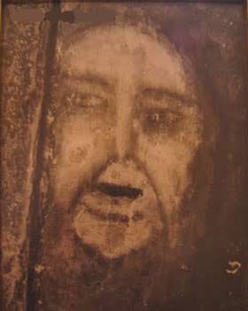 Hotaleo No Twitter 家にあった本に乗ってた ベルメスの顔 スペインのある家の壁に突如浮かび上がったという顔 そのページが怖くてなるべくみないようにしてたけど なぜかうっかり開いちゃうんだな 子供の頃怖かったもの T Co Mrye7wtgcs Twitter