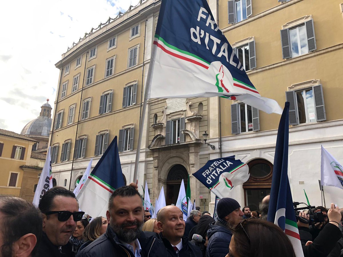 CarolinaVarchi's tweet photo. In piazza #Montecitorio con il popolo delle partite iva. @FratellidItaIia dice #NoFatturazioneElettronica. 

@fabiorampelli @Storace https://t.co/9AWU0RZwf7