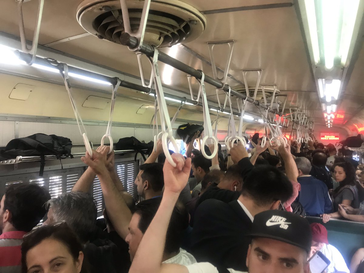 VDelguis's tweet photo. @trenurquizaok empiecen a brindar un servicio como corresponde! Una vergüenza 😡 https://t.co/GgfAjA5RDA