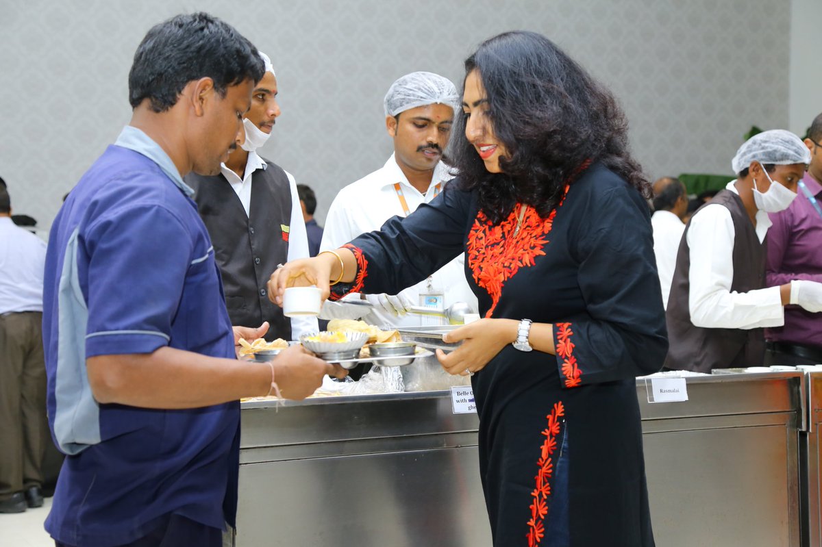 shraddhanjali_r's tweet photo. Serving those who serve us. My favorite memory at SAP, serving lunch to our service staff @saplabsindia what is yours ??

#20YearChallenge #GoingBeyondGreatness https://t.co/lQ5rHrztB0