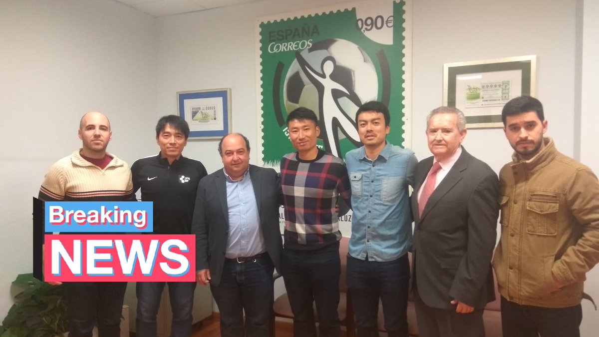 cedifa's tweet photo. Continua el Stage de #tecnicos de la #FederaciónJaponesa de #Futbol estudiando los métodos de enseñanza y las competiciones de #FutbolSala de la @RFAF. Clases #teoricas y visitas a Clubes y Competiciones. #FORMADORESDETUPASION. https://t.co/nLLW6hbC3s