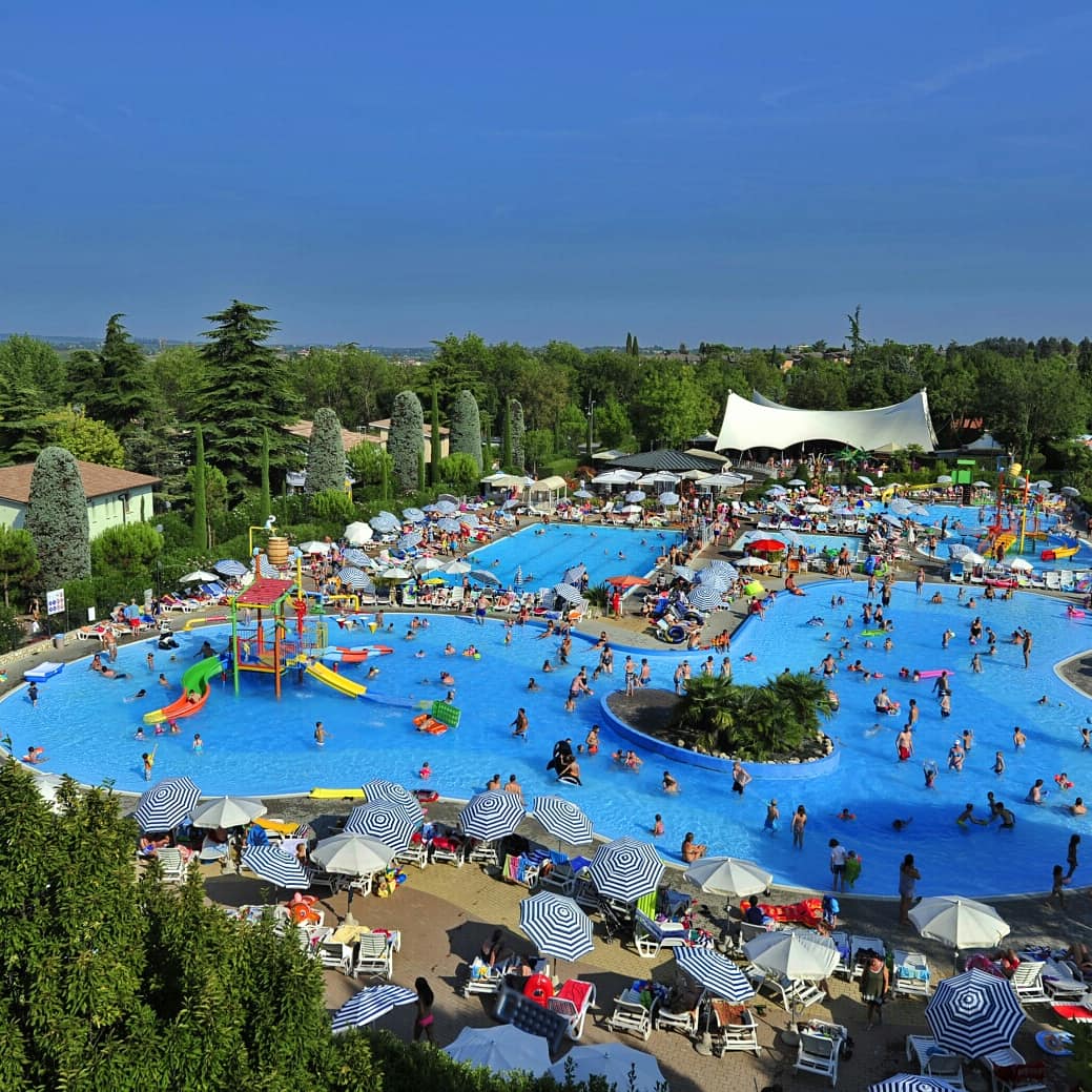 Im hu at Bella Italia Camping Village am Gardasee erwartet dich Komfort und  Entspannung., image size:1039x1039