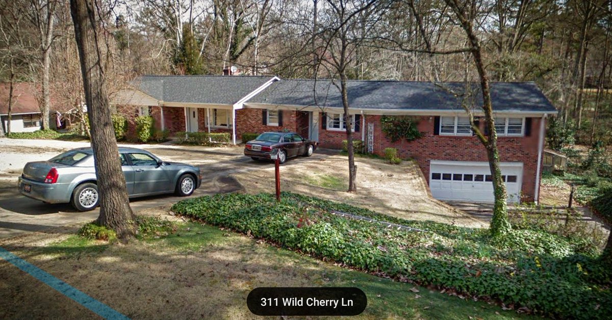 ClemsonLiving's tweet photo. Large ranch home for rent in #Clemson! 🏡👀

➡️ 4 bedroom
➡️ 3 baths
➡️ eat-in kitchen
➡️ family room w/ built-in bookshelves
➡️ living room
➡️ dining room w/ fireplace 🔥
➡️ brand new deck overlooking wooded lot
➡️ partially finished basement
➡️ ✌️ car garage w/ washer &amp; dryer https://t.co/VFDjMaIDpH
