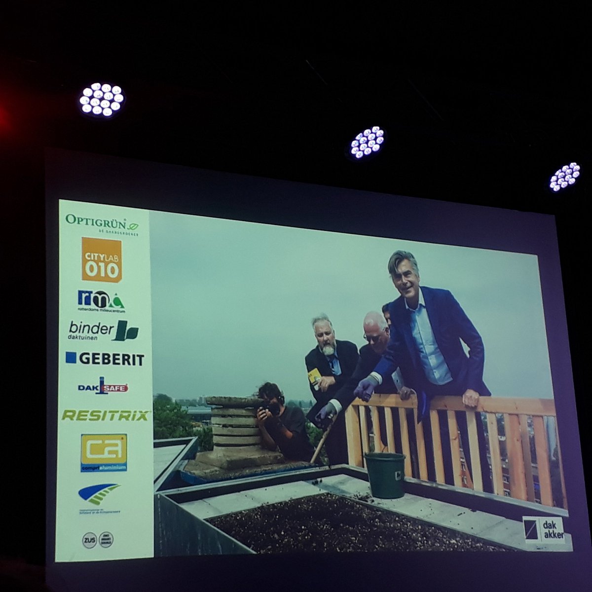 Slimdak010's tweet photo. Gisteravond (11 december) 'n korte maar krachtige presentatie van @EmilevanRinsum tijdens de #Groeneconferentie #Rotterdam over ons #Slimstedak van #Nederland ... volle zaal met #waterschappers, ambtenaren, raadsleden en bewoners ... https://t.co/LtZwDaf6Wv