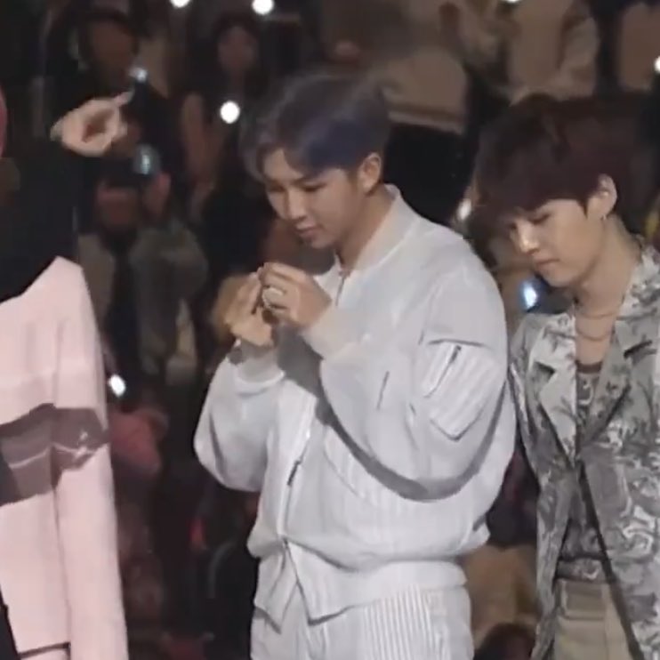 dayana (@producerknj) on Twitter photo 12/12/2018 11:55:20 bts: *receiving an award Joon: —hold on lemme get this mf dirt outta my nail bts: *receiving an award Joon: —hold on lemme get this mf dirt outta my nail