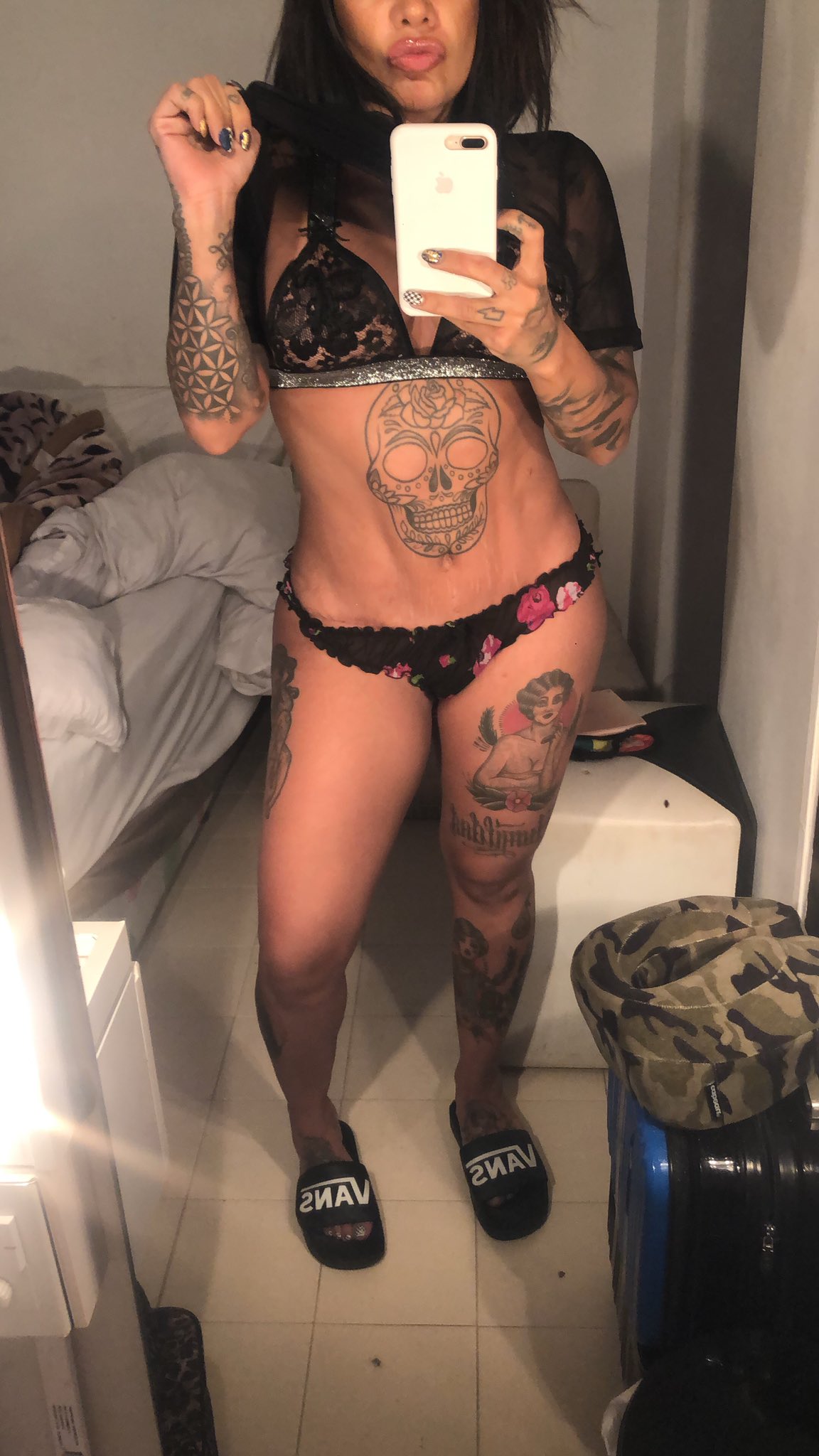 Después de 36 años también tengo un abdomen plano 🤣 https://t.co/DZhKPi9U5d