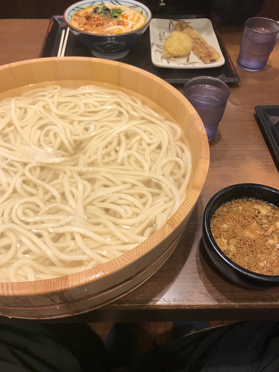 赤めがね 丸亀製麺の家族うどん食べてるけど量すごいねこれ