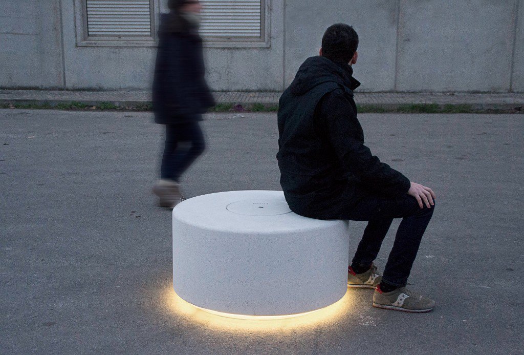SamsonUE's tweet image. With only 9 days away from winter solstice some pretty and practical patches of light can be quite useful in pedestrian areas. The lighting from the Soc, Quake and Mota bollards can serve as a guidance to someone with poor eyesight in addition to being a seating object. #lighting