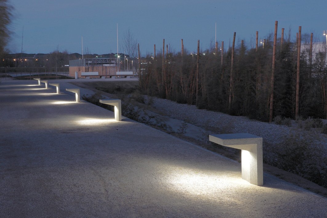 SamsonUE's tweet image. With only 9 days away from winter solstice some pretty and practical patches of light can be quite useful in pedestrian areas. The lighting from the Soc, Quake and Mota bollards can serve as a guidance to someone with poor eyesight in addition to being a seating object. #lighting