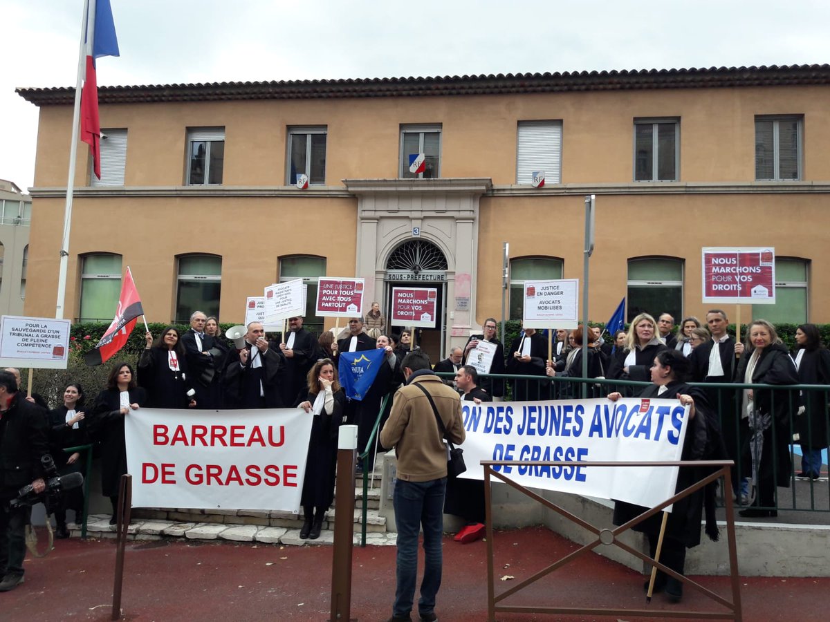 Mobilisation des @avocatGrasse devant la sous préfecture de <a href="/villedegrasse/">Ville de Grasse</a> avec <a href="/UjaGrasse/">UJA GRASSE</a> <a href="/fnuja/">Fédération Nationale des Unions de Jeunes Avocats</a> et <a href="/syndicatavocats/">Le SAF</a> #PJLJustice <a href="/CNBarreaux/">Conseil national des barreaux - les avocats</a> <a href="/Conf_Batonniers/">ConférenceBâtonniers</a>