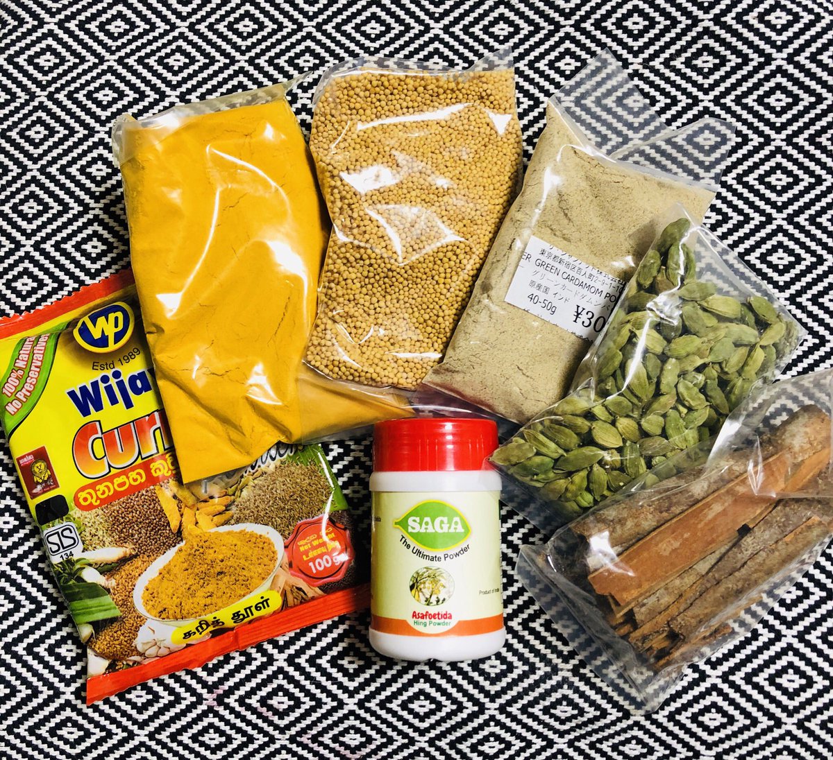 にゃーごろ 新大久保にスパイスを買いに 気になりながらも手が出なかった 劇薬こと ヒング というスパイスがあり 別名 悪魔の糞 危険なほど臭いが 少量をテンパリングすると素晴らしい香りに変化するらしい 野菜と相性がよいらしいので サンバルや