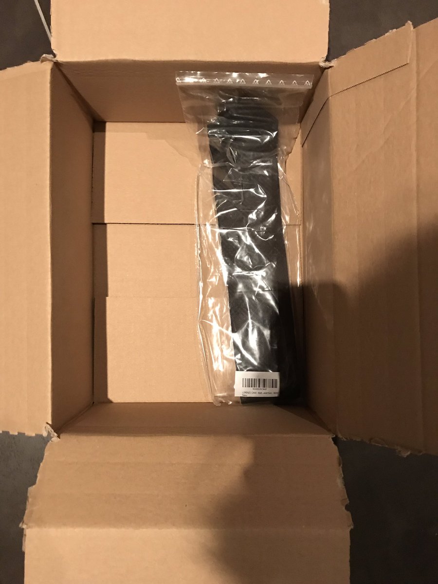 Autorin_White's tweet photo. Liebes @amazonDE , diese Verpackung hat schon Peinlichkeitsfaktor. 🤦🏻‍♀️
#wenigerverpackung #schontdieumwelt https://t.co/hz3Lsx7yzI