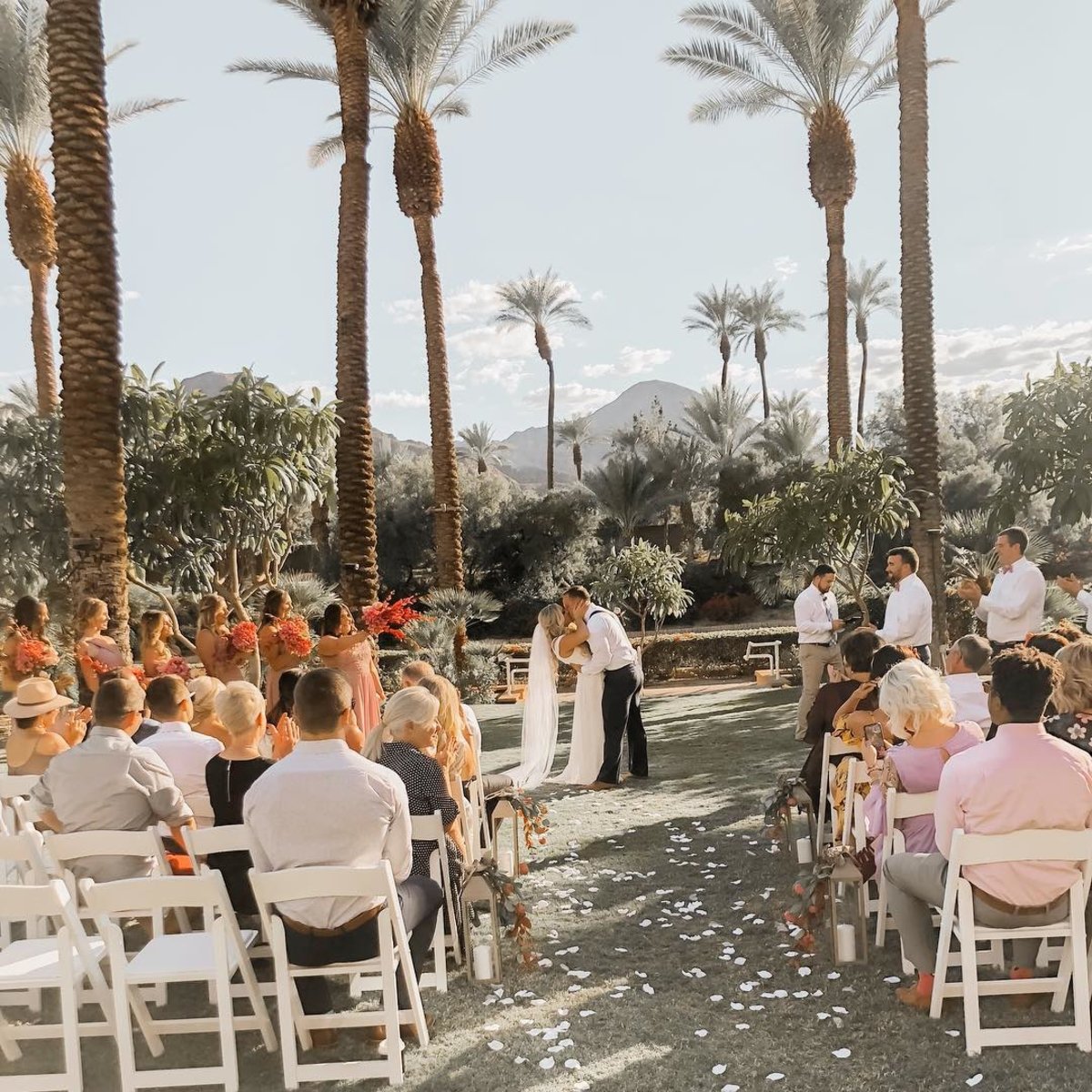 Sealed with a kiss. #WeddingWednesday (Photo via <a href="/alimoat/">Ali Moat</a>) bit.ly/2KKKDbs