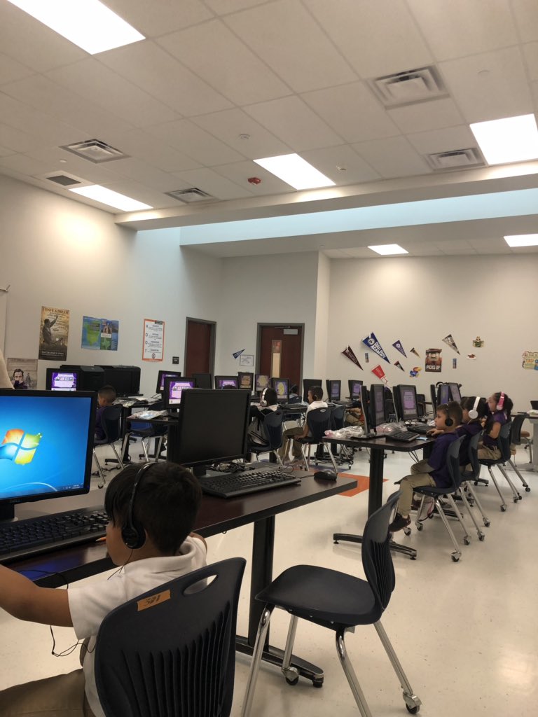 ACEAlyssaM12th's tweet photo. #whatsupwednesday my kiddos doing istation!!! 🕺@EHS__ACE https://t.co/5pUWLzvqOE
