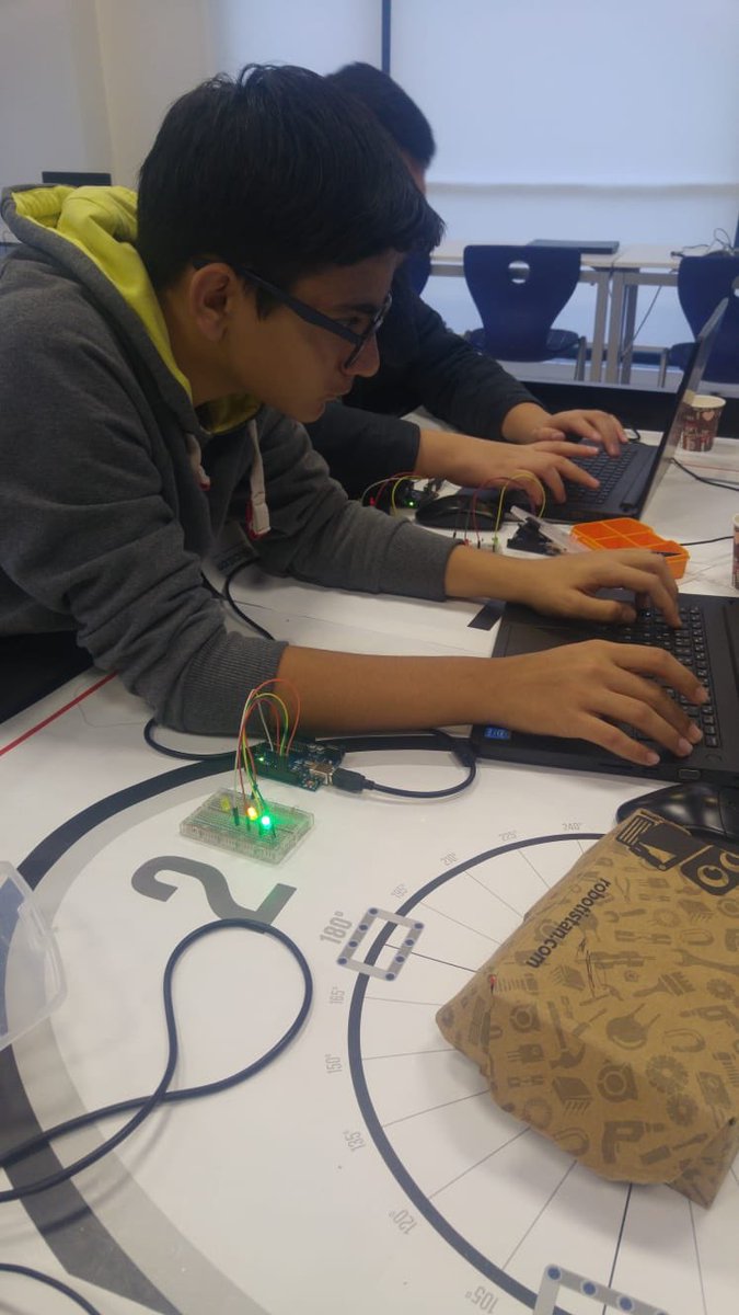 bk_corum's tweet image. Lise öğrencilerimiz Master6 programı beceri geliştirme modülü kapsamında arduino programladı... #codingbk