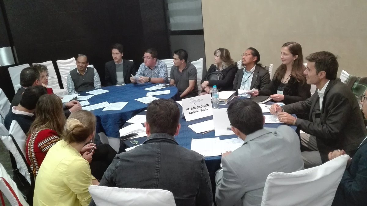 FARO_org's tweet photo. [AHORA] Inicia trabajo por mesas de discusión donde se abordan temas sobre soluciones desde el sector privado, gobierno abierto y evaluación de impacto. #LatinoamericaTransparente #NoALaCorrupcion #REAL @ilaipp @EsPublicoCL https://t.co/PSssQlVGI2
