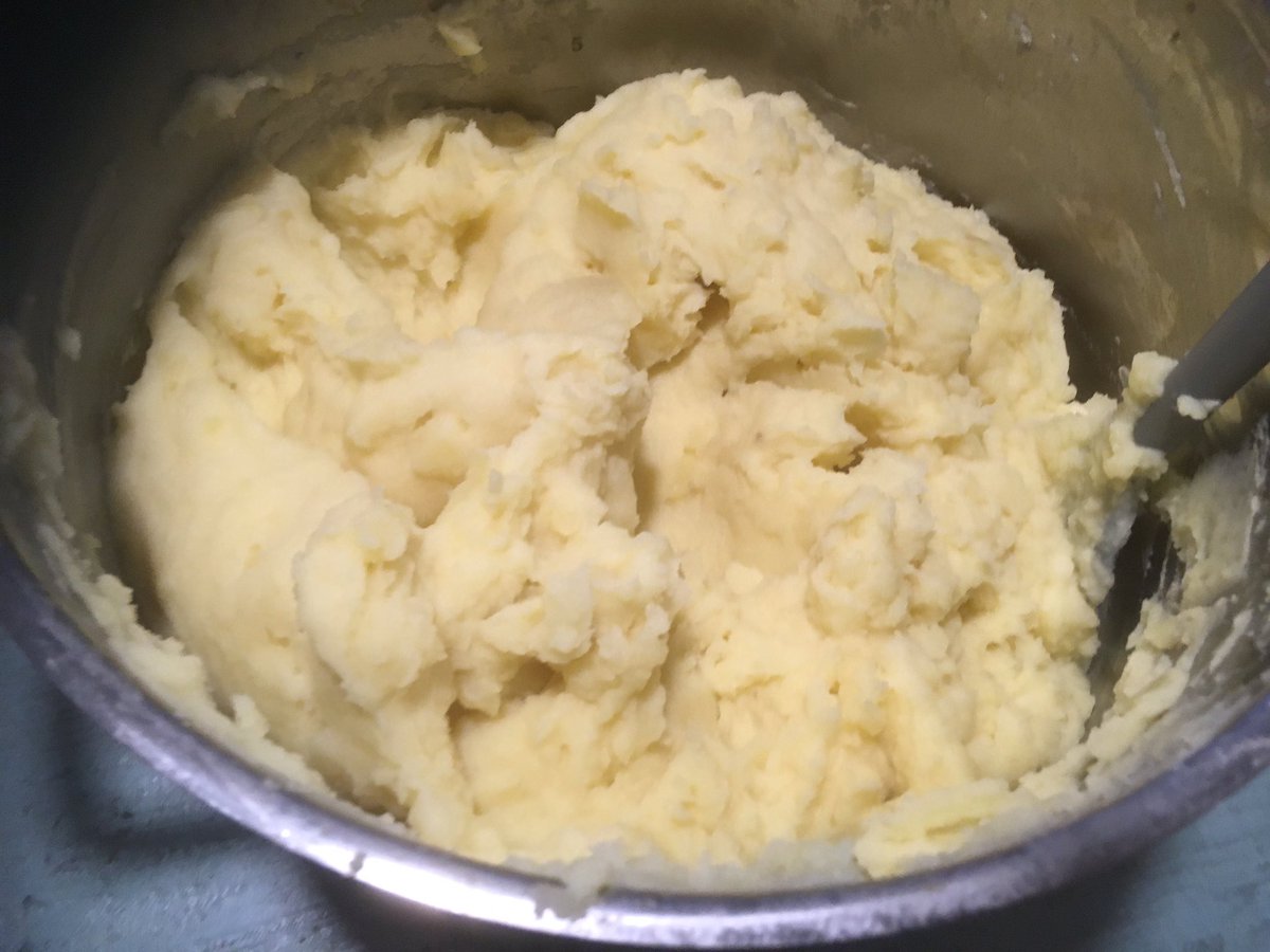 FidgetBob's tweet photo. Specials: Cottage pie with roasted carrots & kalettes. There will also be a veggie pie made with a leek, onion, peas & red lentils filling. Both versions topped with cheesy mash. Big pot of mash ready to go.
#RdgUK #KennetIsland #FidgetAndBob #MashPotatoes #Mash #CheesyMash https://t.co/tRiGexaCDH