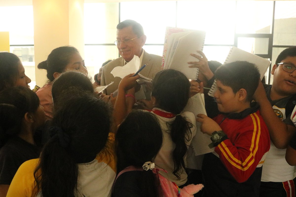 593triecuador's tweet photo. Carlos Villacis mostró una vez más su lado humano al recibir a cerca de 300 niños de la U.E. Agustín Cueva Tamariz que estuvieron de visita en la sede de la FEF para conocer sus instalaciones y el museo del fútbol. Al final los pequeños se fueron muy felices... https://t.co/aAfsdb0NiM
