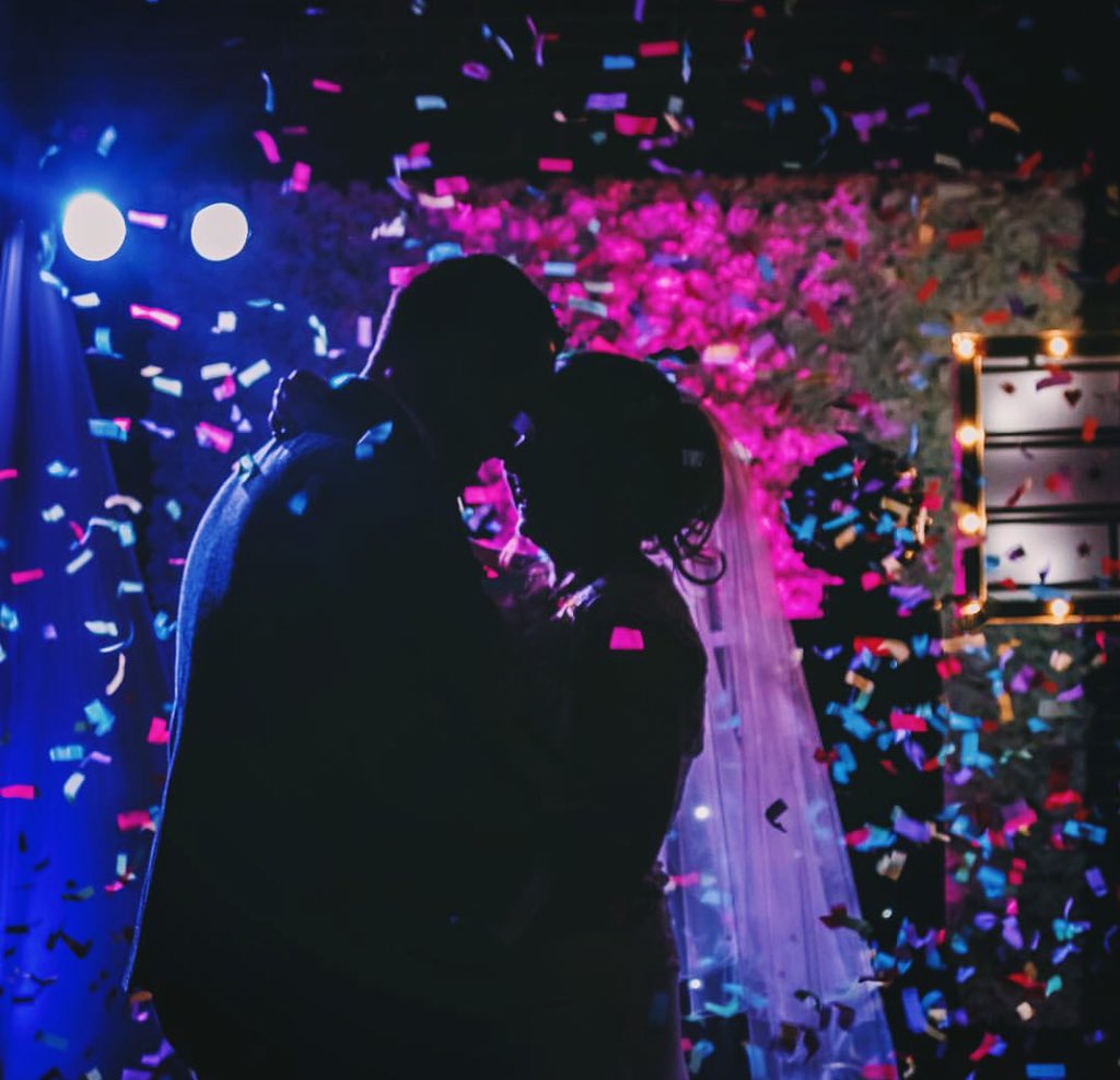 onewarwickpark's tweet photo. Magical moments you will cherish forever! 👰🏼🤵🏽💍
#weddingwednesday #weddings #confettishot #confetti #marriage #love #couple #weddingvenue #weddingvenuekent #tunbridgewells #inlove #winterweddings #winterweddingvenue https://t.co/SgUA00pSx5