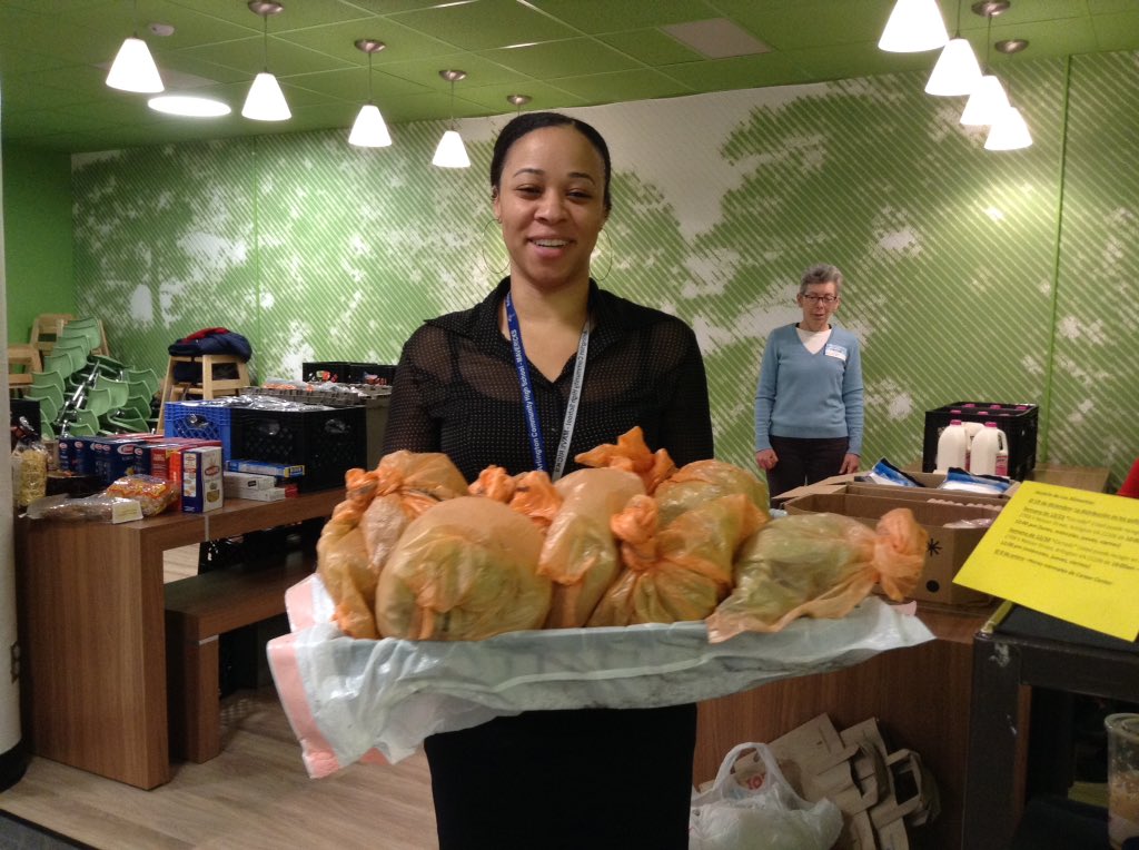 ACCSustainGo's tweet image. Students at the Career Center present their aquaponically grown lettuces to AFAC to give to families! @Margaretchungcc #APSGreen @APSCareerCenter