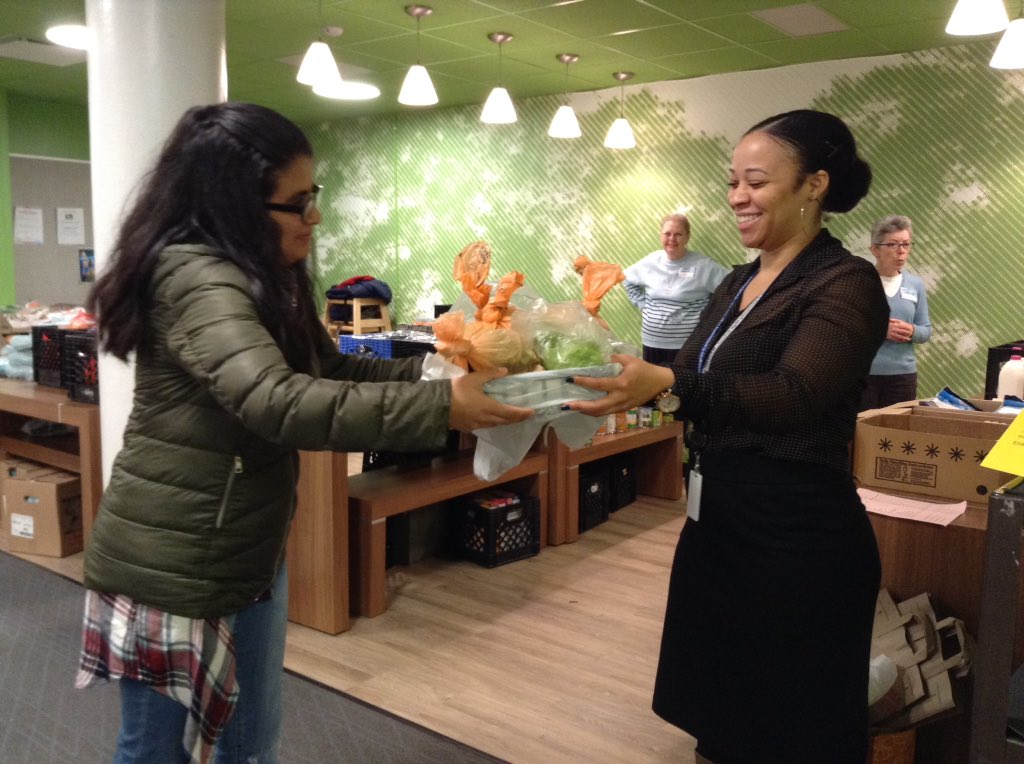 ACCSustainGo's tweet image. Students at the Career Center present their aquaponically grown lettuces to AFAC to give to families! @Margaretchungcc #APSGreen @APSCareerCenter