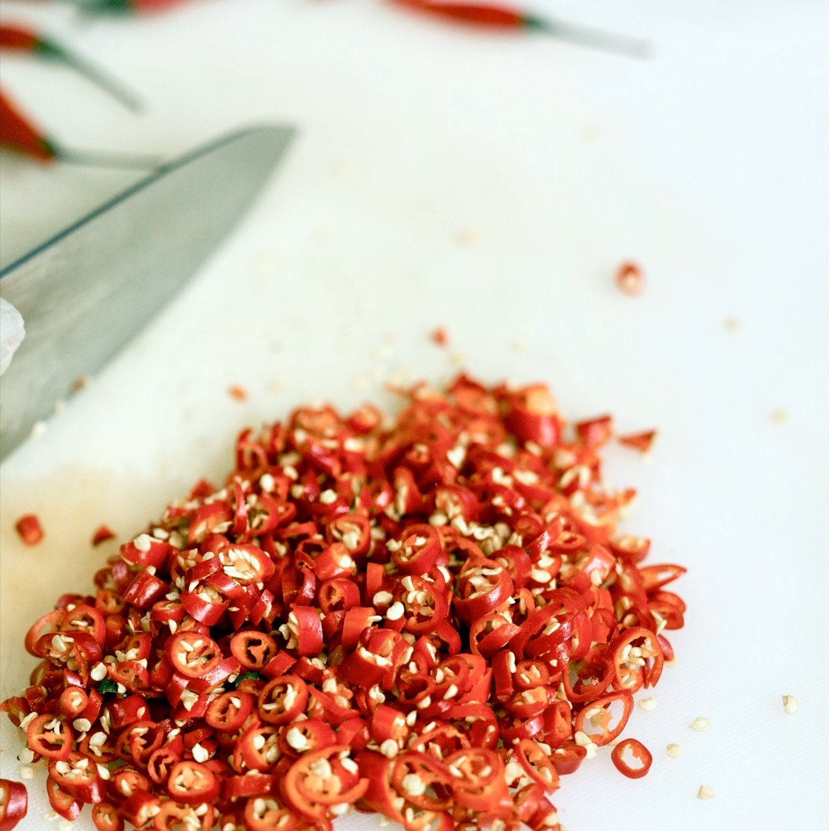 HulaPoke's tweet image. #howwehula
Preppin’ red chilis for all the Tiki bowl fans out there. 🌶 #hothothot