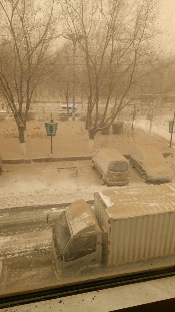 gbbbsjp's tweet image. 【中国】大気汚染の結果、とんでもない色の雪が降る - re-file.com/41/1987/